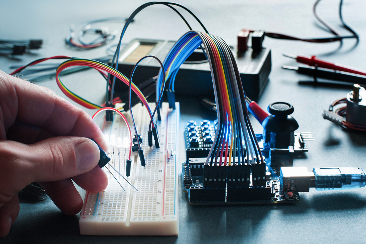 Circuits creation with electronic components